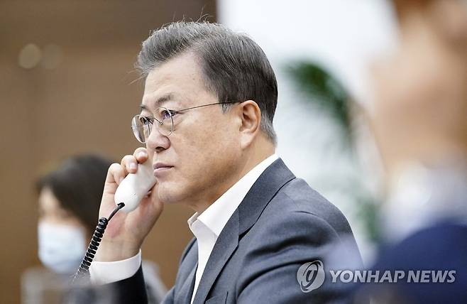 문 대통령, 빌 게이츠 이사장과 통화 (서울=연합뉴스) 문재인 대통령이 10일 오전 청와대 여민관에서 빌 게이츠 빌&멜린다 게이츠 재단 이사장과 전화 통화하고 있다. 2020.4.10 [청와대 제공. 재판매 및 DB 금지] photo@yna.co.kr