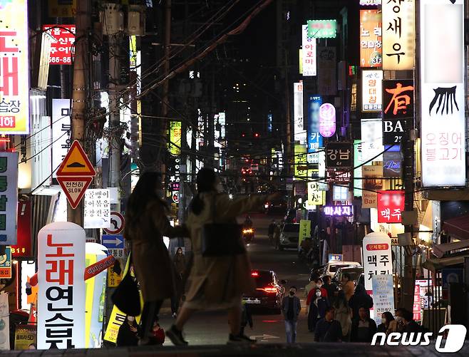 서울 강남의 한 대형 유흥업소 종업원이 신종 코로나바이러스 감염증(코로나19) 확진 판정을 받으면서 해당 업소와 이용객들을 중심으로 집단감염 우려가 커지고 있다.  2020.4.8/뉴스1 © News1 신웅수 기자