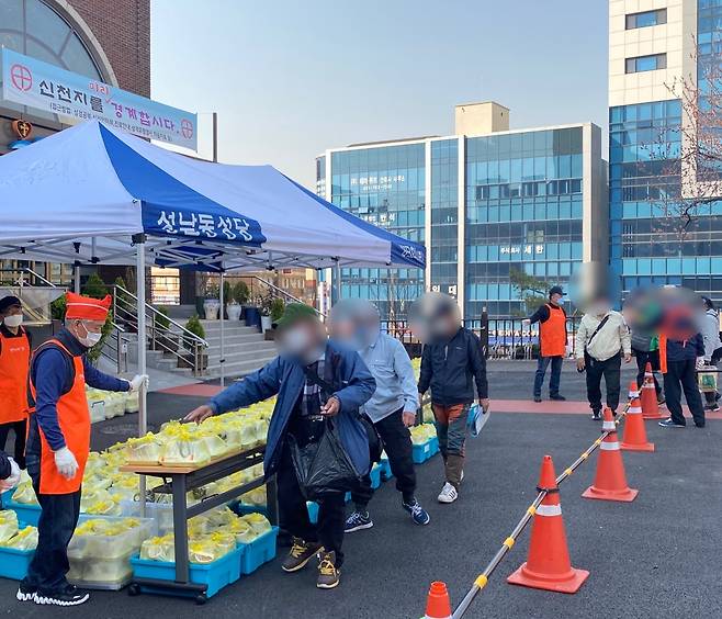 코로나19로 '무료 급식소'가 대부분 문을 닫았다. 여기에 의지하던 노숙인, 독거노인 등은 하루에 한끼 먹기도 힘들어졌다. 안나의 집은 매일 도시락 600~700개를 만들어 나눠주기로 했다. 성남동 성당 앞마당에서, 첫 끼니를 먹으려, 봉지를 챙겨가는 사람들./사진=남형도 기자