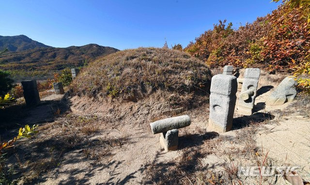 [서울=뉴시스] 고려 24대 원종(元宗)의 무덤인 소릉(韶陵)으로 추정되는 ‘소릉군 제1릉’에서 남동쪽으로 1km 정도 떨어진 ‘소릉군 제3릉’의 뒤쪽 모습. 고려 시기 왕이나 왕족의 무덤으로 추정된다. (사진=평화경제연구소 제공) 2020.04.11. photo@newsis.com