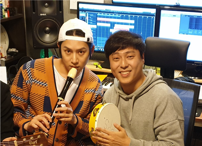 절친이었던 '슈퍼주니어' 희철(오른쪽)과는 이제는 음악인으로 만나 작업하는 사이가 됐다.