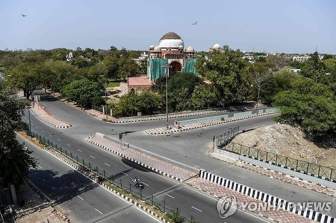 차량과 행인이 사라진 뉴델리 시내 [뉴델리 AFP=연합뉴스]