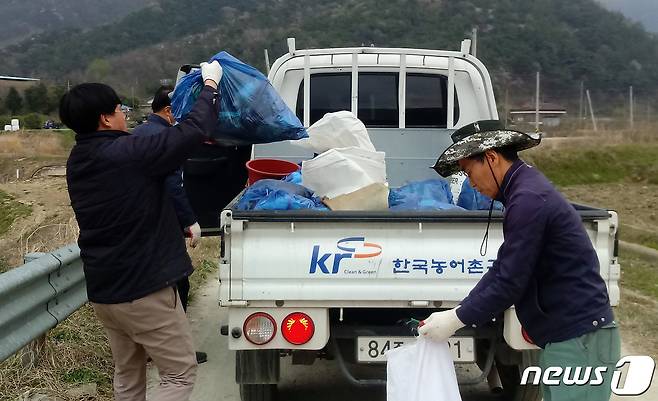 지난 7일부터 나흘째 물고기 폐사가 이어지고 있는 전남 나주 봉황면 만봉저수지에서 한국농어촌공사 직원들이 수거한 폐사 붕어를 트럭에 싣고 있다. 2020.4.10/뉴스1 © News1 박영래 기자