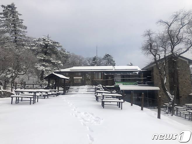 지리산 연하천대피소 일대가 봄에 찾아온 눈으로 장관을 이루고 있다(국립공원공단 지리산 전북사무소 제공)2020.4.12 /ⓒ 뉴스1