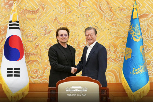 U2의 리더 보노가 지난해 12월9일 청와대를 방문해 문재인 대통령과 악수하고 있다. 사진| 청와대 페이스북