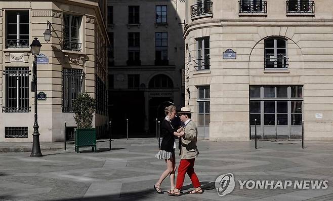 코로나19로 텅 빈 파리 광장에서 춤추는 커플 (파리 AFP=연합뉴스) 프랑스 파리의 텅 빈 광장에서 신종 코로나바이러스 감염증(코로나19) 확산 방지를 위한 전국적 이동제한령 23일째인 8일(현지시간) 한 커플이 춤을 추고 있다. ucham1789@yna.co.kr