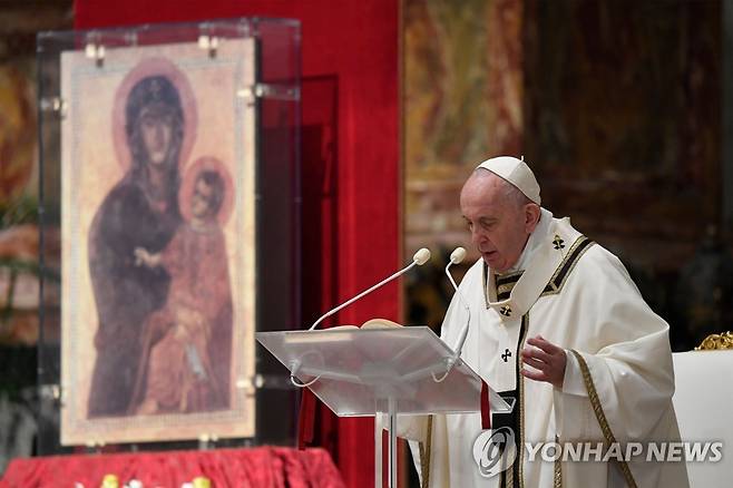 부활절 전야 미사 주례하는 프란치스코 교황 [AFP=연합뉴스]