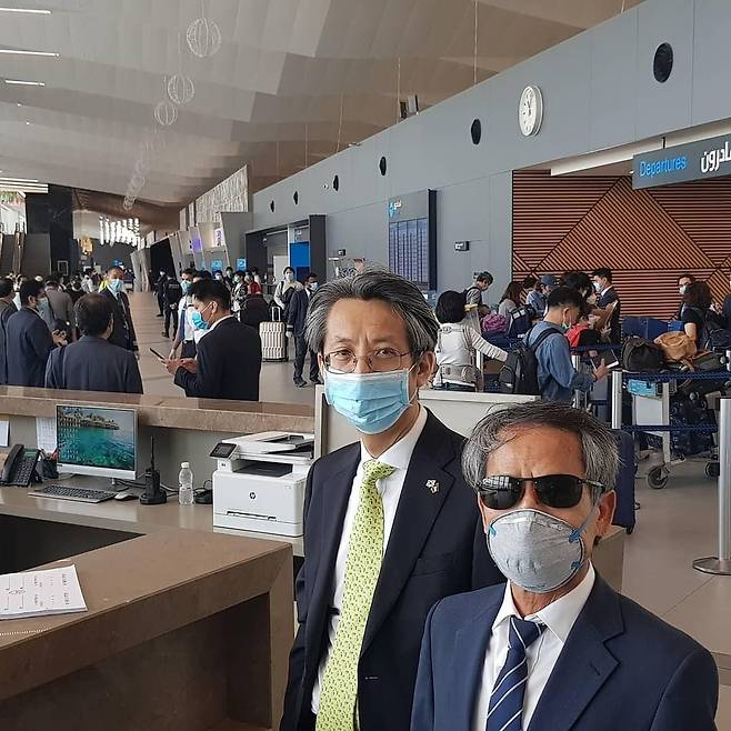 10일 쿠웨이트시티 국제공항에서 교민 전세기 탑승을 지원하는 홍영기 대사(좌)와 정성희 쿠웨이트 한국교민회장[주쿠웨이트 한국대사관 제공. 재판매 및 DB 금지]