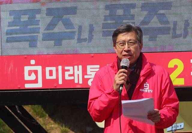 미래통합당 박형준 공동선대위원장이 휴일인 12일 서울 종로구 청계광장에서 열린 '4·15총선 대국민 호소 유세'에서 대국민 호소문을 낭독하고 있다. 연합뉴스