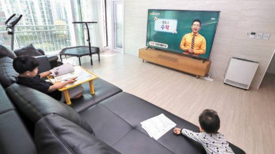 전국 초등학교 1,2학년이 20일 온라인 개학을 앞둔 가운데 9일 오전 초등학교 2학년 학생이 경기도 구리시 교문동 소재 아파트에서 EBS를 통해 수업 교과 방송을 듣고 있다. 연합뉴스