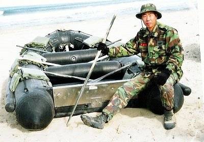 포항 해병 1사단 복무 시절 고무보트 앞에서 포즈를 취한 축구선수 김원일. 그는 해병대가 아니었다면 축구인생이 일찍 끝났을거라고 했다. [사진 김원일]