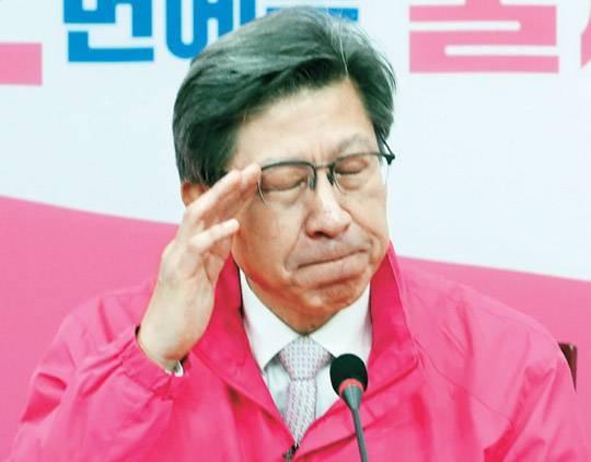 박형준 미래통합당 공동선거대책위원장이 13일 오전 국회에서 21대 국회의원 총선거 판세 관련 긴급 기자간담회를 갖기에 앞서 눈을 질끈 감은 채 안경을 고쳐 쓰고 있다.  연합뉴스