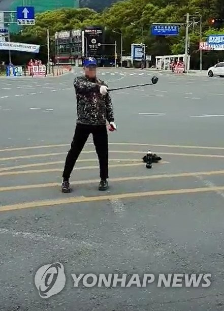 유세하는 홍준표 후보 앞에서 골프채로 위협 (대구=연합뉴스) 13일 오전 대구 수성구 두산오거리에서 유세 중인 무소속 홍준표 후보 앞에 나타난 한 남성이 골프채를 휘두르고 있다. 2020.4.13 [홍준표 후보 캠프 제공. 재판매 및 DB 금지]