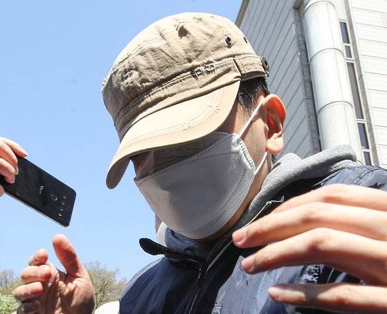 텔레그램 '박사방'에 가담한 혐의를 받는 '부따' 강모씨가 9일 서울중앙지방법원에서 열린 구속영장실질심사)를 마친 후 법정을 나서고 있다. [뉴스1]