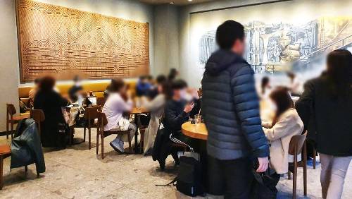 지난주 서울 관악구의 한 카페를 찾은 손님들 상당수가 마스크를 쓰지 않고 대화를 나누고 있다. 코로나19 확산 방지 노력에 따른 피로감이 누적되면서 곳곳에서 사회적 거리두기가 무너지는 모습이 나타나고 있다. 연합뉴스