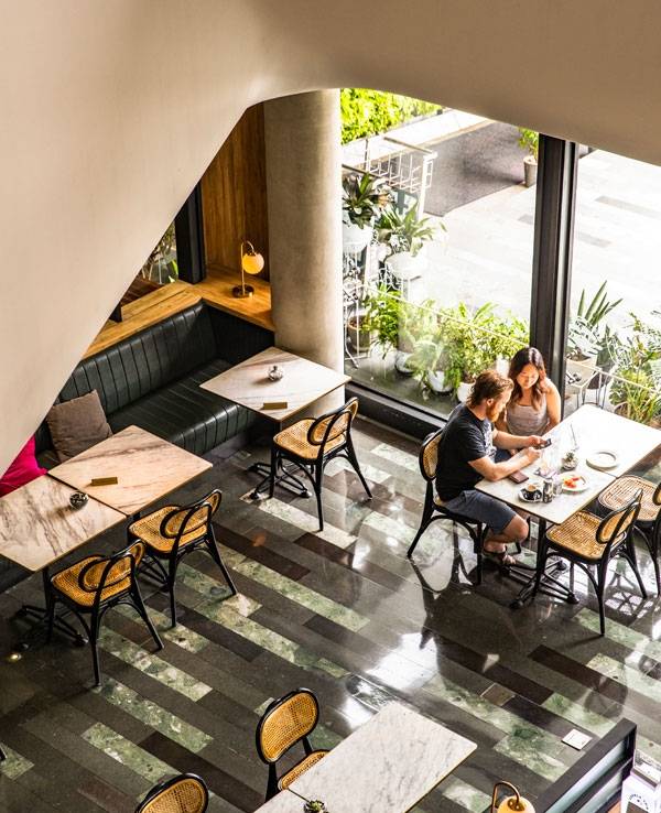 자카르타 ‘아트오텔 탐린’ 로비는 캐주얼한 카페 형식이다