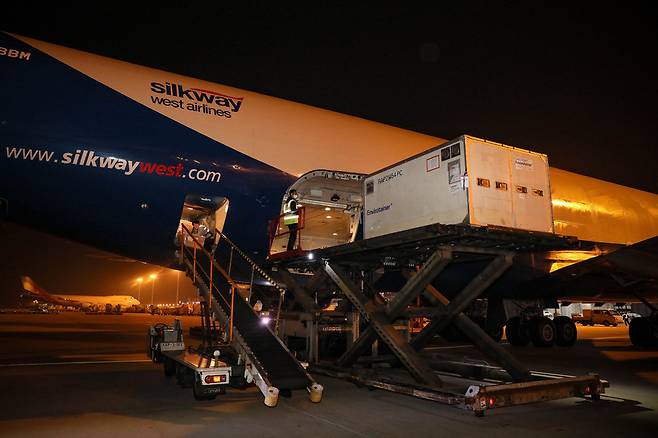 한국산 코로나19 진단키트 60만회 분량을 미국으로 수출하기 위해 15일 새벽 인천공항 화물터미널에서 관계자들이 키트가 든 상자를 항공기로 옮기고 있다. 외교부 제공