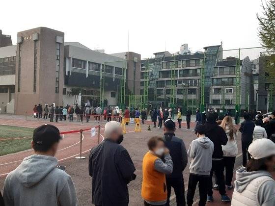 15일 오전 상도1동 투표소에 유권자들이 길게 줄을 서 있다. 함민정 기자