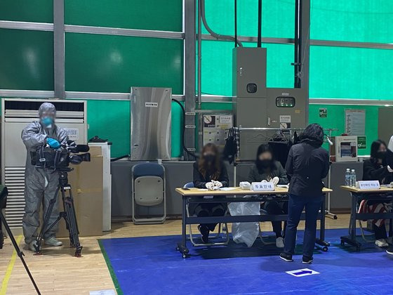 서대문구 한 투표소에서 방역복을 입은 외신기자가 21대 총선을 취재하고 있다. 백희연 기자