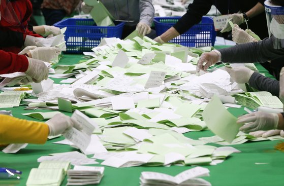 제21대 국회의원 선거일인 15일 오후 울산시 북구 오토밸리복지센터에서 개표 작업이 이뤄지고 있다. [연합뉴스]
