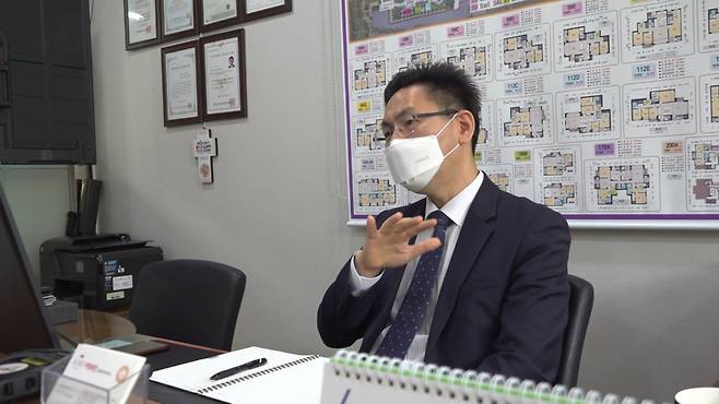 박찬수 더행복한 공인중개사 사무소 대표가 14일 오후 서울시 서초구 반포동 더행복한 공인중개사무소에서 머니투데이 건설부동산전문채널 '부릿지'와 인터뷰하고 있다. /사진=부릿지 캡쳐