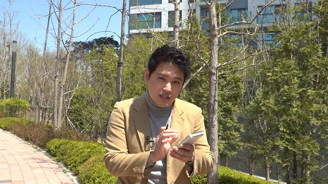 머니투데이 건설부동산 유튜브 전문채널 '부릿지'가 14일 서울시 서초구 반포동 아크로리버파크를 찾았다. /사진=부릿지 캡쳐