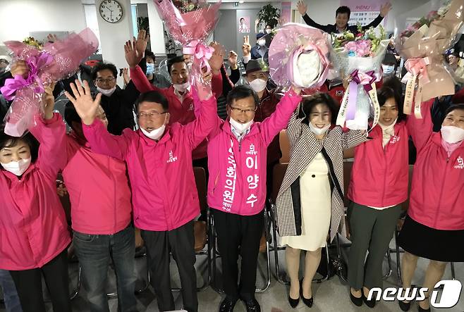 21대 총선 강원 속초·인제·고성·양양 미래통합당 이양수 후보가 15일 오후 자신의 선거캠프에서 당선이 확실해지자 지지자들과 손을 맞잡고 환호하고 있다. 2020.4.15/뉴스1 © News1 고재교 기자