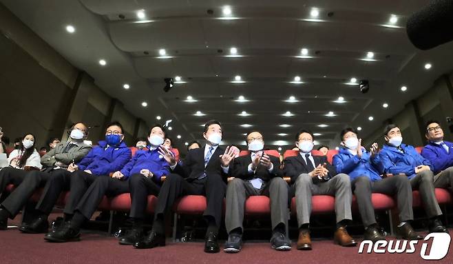 이해찬·이낙연 더불어민주당 공동상임선대위원장이 15일 오후 서울 여의도 국회 의원회관에 마련된 21대 국회의원선거 개표상황실에서 대화를 나누고 있다. 2020.4.15/뉴스1 © News1 박세연 기자