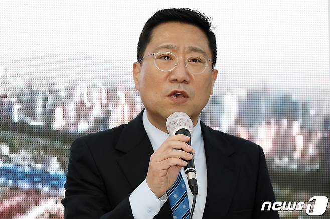 양정철 민주연구원장이 10일 오후 서울 구로구 1호선 오류동역 앞에서 열린 이인영 더불어민주당 구로갑 후보의 현장유세를 찾아 유권자들에게 지지를 호소하고 있다. 2020.4.10/뉴스1 © News1 민경석 기자