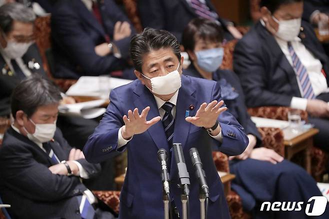 아베 신조 일본 총리가 지난 1일 마스크를 착용한 채 국회에서 답변하고 있다. © AFP=뉴스1