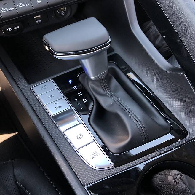 7세대 아반떼 변속기. / 정치연 기자