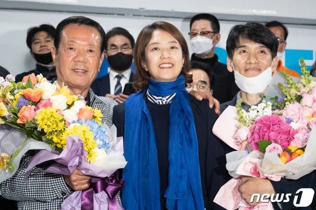 고민정 더불어민주당 서울 광진구을 후보가 16일 서울 광진구 선거사무소에서 21대 국회의원선거 당선을 확정지은 후 아버지 고영수씨(왼쪽), 남편 조기영 시인과 꽃다발을 들고 기념촬영을 하고 있다. /사진=뉴스1.