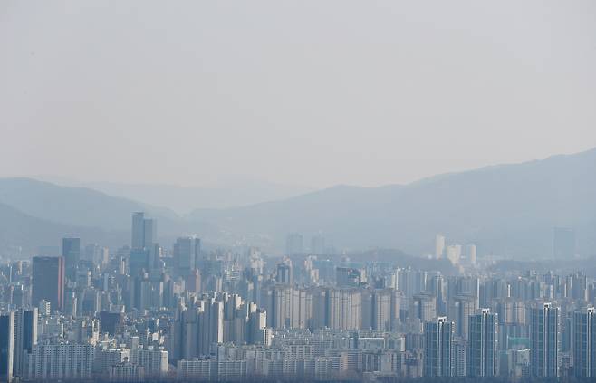 이번 총선에서 민심이 여당의 손을 들어주면서 정부의 수도권 주택 공급 핵심 대책인 3기 신도시 건설는 차질없이 추진될 전망이다. 사진은 서울 남산에서 바라본 강남 아파트 밀집지역. [연합]