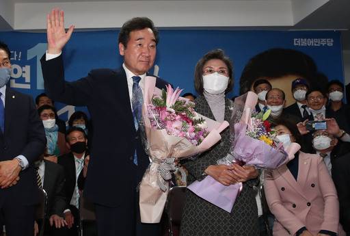 4·15총선에서 종로에 출마한 더불어민주당 이낙연 공동선대위원장이 당선이 확정된 뒤 꽃다발을 들고 부인 김숙희씨와 함께 지지자들에게 감사 인사를 하고 있다. 하상윤 기자