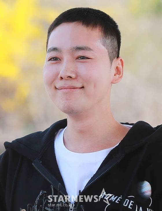 그룹 위너 김진우가 2일 오후 충남 논산시 육군훈련소로 입소하기 앞서 포토타임을 갖고 있다. 김진우는 4주간 기초 군사훈련을 받은 뒤 사회복무요원으로 대체 복무를 한다. / 사진=이동훈 기자 photoguy@