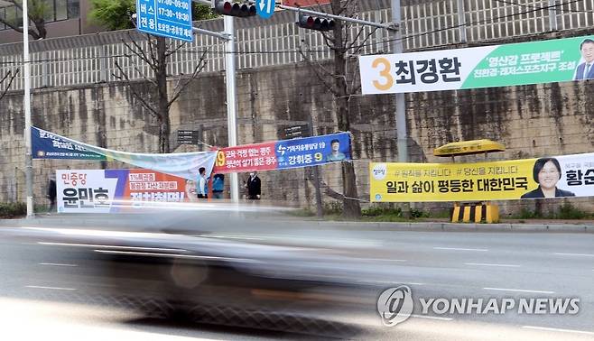 '총선시계 흘러갔다' 선거 현수막 철거 (광주=연합뉴스) 박철홍 기자 = 21대 총선이 마무리된 16일 오전 광주 북구 동림동의 한 거리에서 광주 북구청 직원들이 각 후보와 선관위 등의 선거 관련 홍보 현수막을 철거하고 있다. pch80@yna.co.kr