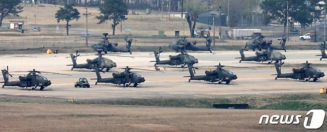 1일 오후 경기도 평택 캠프 험프리스에 미군 헬기들이 계류돼 있다.  2020.4.1/뉴스1 © News1 조태형 기자
