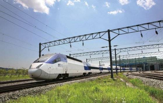 고속열차가 시속 250㎞ 이상으로 달리면 자갈이 튀어오르는 현상이 생긴다. [사진 코레일]