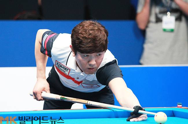 한국 3쿠션을 대표하는 선수 김재근은 지난 2017년 최성원과 함께 한국최초 세계팀3쿠션선수권 우승을 달성한 바 있다. 아울러 PBA투어에 진출한 김재근은 이번시즌 상금랭킹 28위에 오르며 PBA파이널투어 티켓도 획득했다. PBA1차전 8강 경기를 하고 있는 김재근.