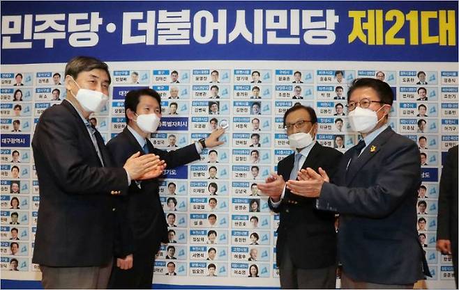 더불어민주당 이해찬 대표(오른쪽 두번째)가 15일 오후 국회 의원회관에 마련된 당 선거상황실에서 제21대 국회의원 선거 종합상황판에 당선 스티커를 붙이고 있다. (사진=연합뉴스)