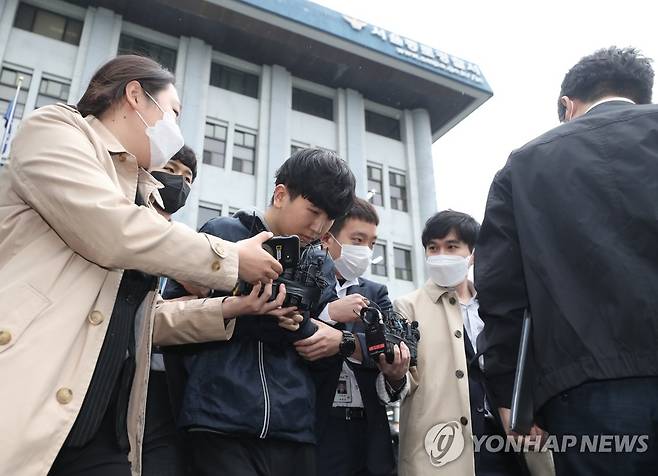 '부따' 강훈 검찰 송치 (서울=연합뉴스) 신준희 기자 = 텔레그램 '박사방'에서 운영자 조주빈을 도와 성 착취물 제작·유포에 가담한 혐의로 구속된 '부따' 강훈이 17일 종로경찰서에서 검찰로 송치되고 있다. hama@yna.co.kr