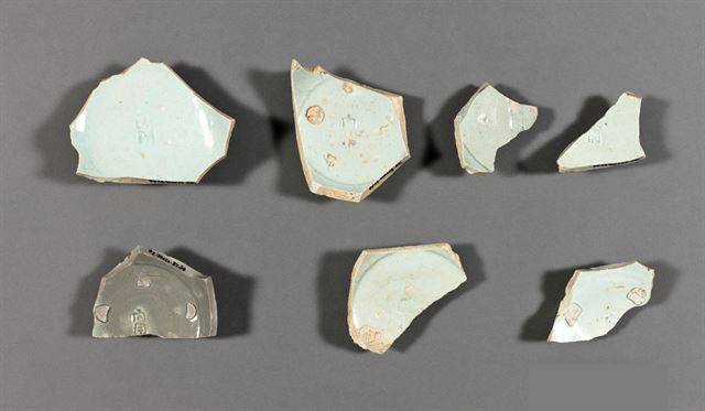 15세기에 운영됐던 가마인 경기도 광주 우산리 2호 요지에서 출토된 백자 파편. 바닥에 새겨진 ‘내용(內用)’ 명문은 궁중용을 의미한다. 국립중앙박물관 제공