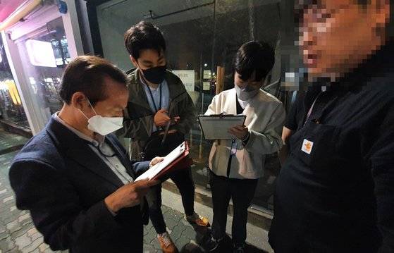 17일 밤 서울시 마포구 관내 유흥업소 등을 단속 중인 구청 직원들의 모습. 마포구청과 마포경찰서는 이날 관내 42곳의 클럽 점검에 나섰다. 이가람 기자
