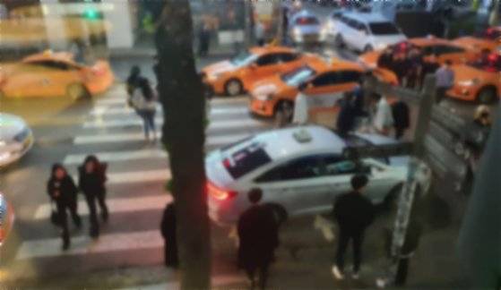 18일 오전 3시 홍대 클럽거리 앞 도로가 택시와 사람으로 뒤엉켰다. 정은혜 기자.
