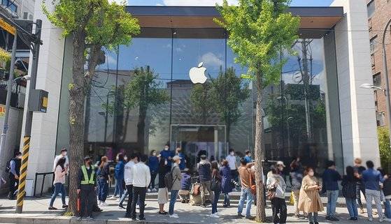 18일 낮 12시 서울 신사동 가로수길에 위치한 애플스토어가 재오픈했다. 신종 코로나바이러스 감염증(코로나19) 팬데믹으로 중국 등 중화권 일부 지역을 제외한 전세계 매장 셧다운 이후 첫 재개다. 이가람 기자.