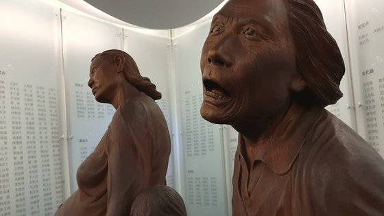 대만 본성인 차별 철폐 등을 요구하는 2·28 시위의 희생자를 기리는 기념관의 조형물. 훗날 대만 정부가 공식발표한 희생자는 2만8000명이나 실제로는 더 많을 것으로 추정된다. [사진 윤태옥]
