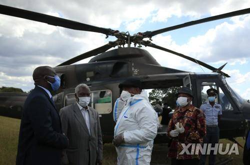 17일 코로나19 격리시설 방문에 나선 치웬가 짐바브웨 부통령(왼쪽에서 세 번째) [신화=연합뉴스]