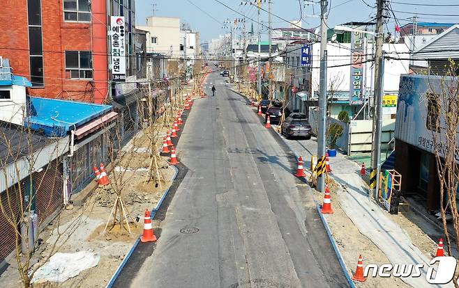 전북 전주 성매매집결지 선미촌을 지나는 권삼득로에서 도로공사가 한창인 가운데 한 그루도 없던 가로수도 많이 보이고 있다.(전주시 제공)2020.4.18/뉴스1 © News1