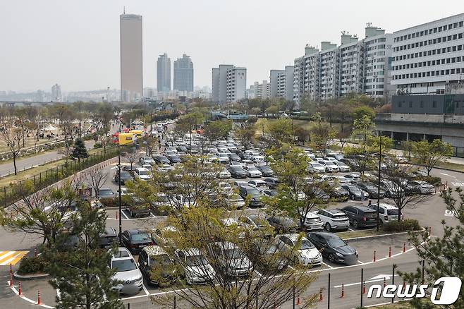 제21대 국회의원 선거가 치러진 지난 15일 서울 여의도 한강공원 주차장이 봄날씨를 즐기기 위해 공원을 찾은 시민들의 차량들로 붐비고 있다.  © News1 성동훈 기자