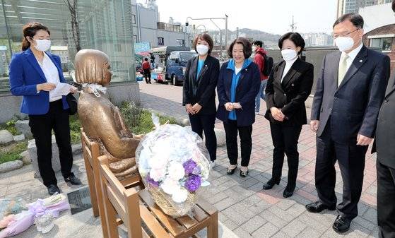 서울 동작을 국회의원 선거에서 승리한 더불어민주당 이수진 당선인(오른쪽 두번째)이 16일 서울 동작구 흑석동 '평화의 소녀상' 앞에서 당선소감을 밝히고 있다. [뉴스1]